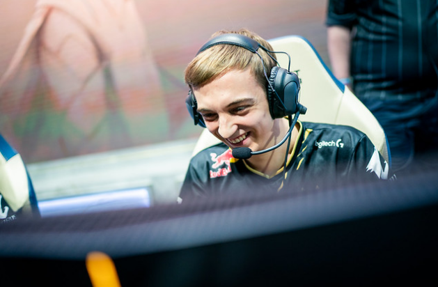 BB体育- Ning重要时刻反败为胜，DWG带队取胜！观众掌声雷动