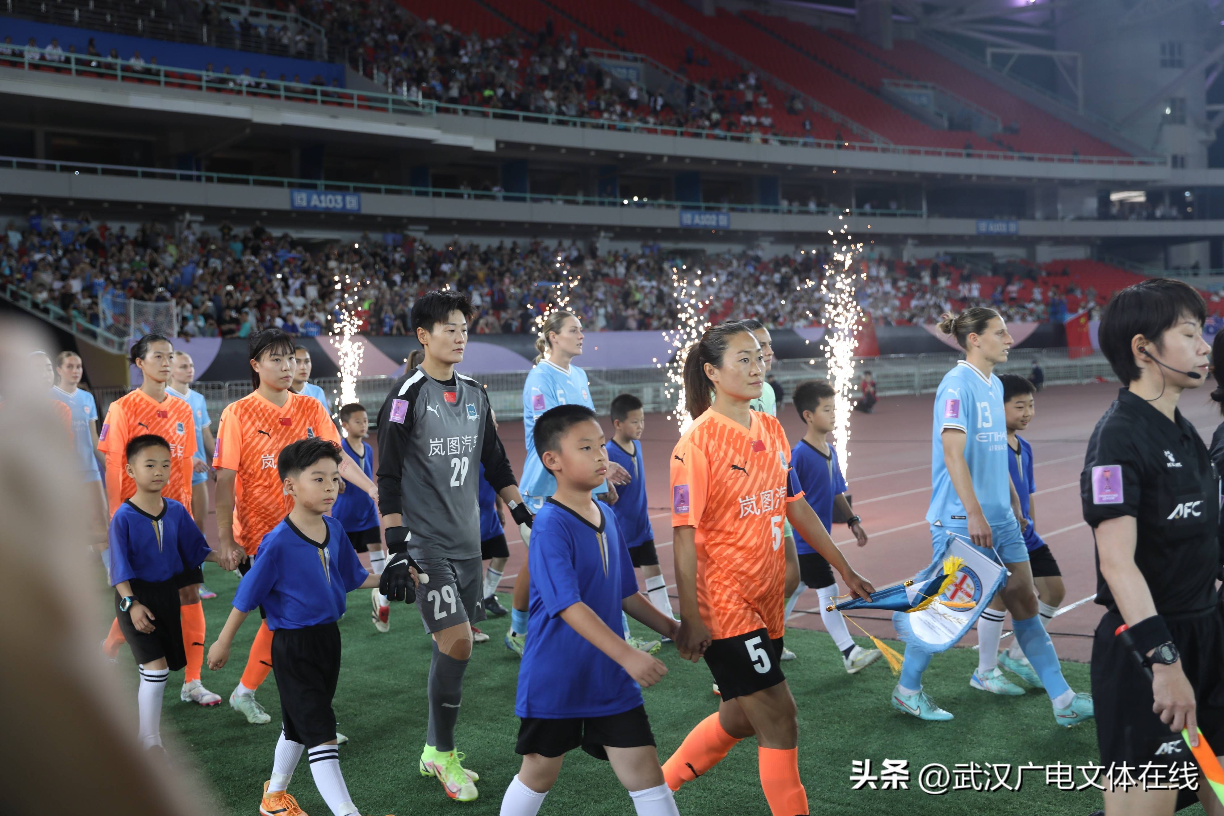 今晨体能课后,武汉三镇远射贴柱备战亚冠,管理层满意,更衣室氛围转暖 今晨体能课后,武汉三镇远射贴柱备战亚冠,管理层满意,更衣室氛围转暖